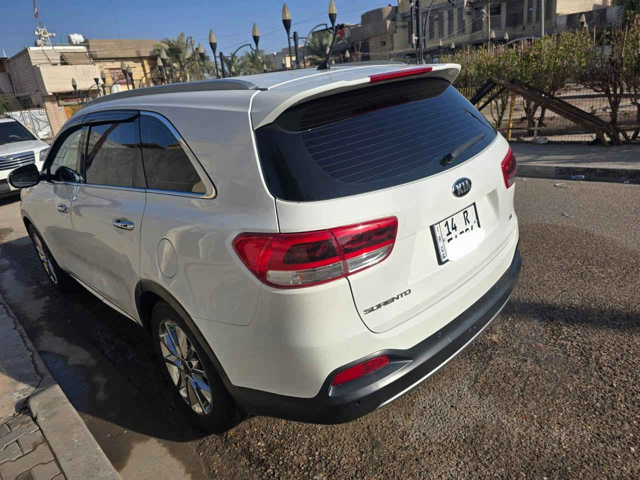 سورنتو ٢٠١٧ خليجي ٦ سلندر 
ماشية ١٥٤ 
بيها بنيد ومدكر امامي مصبوغات + باب خلف السايق مفتوح وبارد الحادث سطحي بدون دواخل 
كشنات جلد 
أرضية جلد 
ترحيب مرايا زائد إشارة مري 
دوسات ضوئية ترحيب 
حدادة جديدة
حساسات امامية خلفية 
كامرة خلفية 
تحكم ستيرن
تخم تاير جديد 
باتري جديد ابو الضمان 
منظومة زنون ضمان 
تبريد ثلج ٣ قطع 
صندوق كهرباء 
٣ أنظمة قيادة 
كفالة محرك وكير على وضع البلاد مشروط شركة 
بصرة بأسمي وهزة جديدة سنوية لغاية ٢٠٣٠ ....

رقم الهاتف ***********
