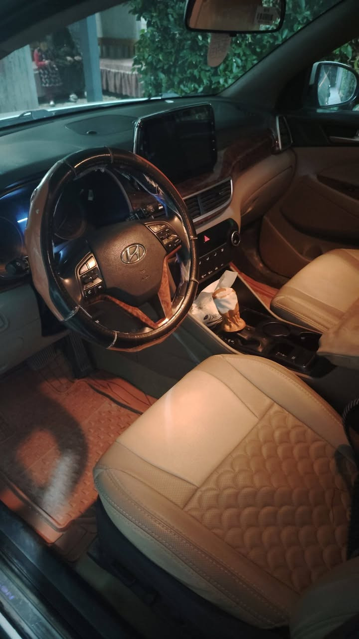 السلام عليكم توسان موديل2020 شركة الگاصد داخل جلد لونين وصاج وكشنين كهرباء وخمس عدسات ولدات ترحيب بصمات أبواب وبصمه تشغيل والشباك لكزز  وهاند بريك رجل. دوسه وباقي المواصفات المعروفه السعر 205 وخابر ويتدلل ***********
