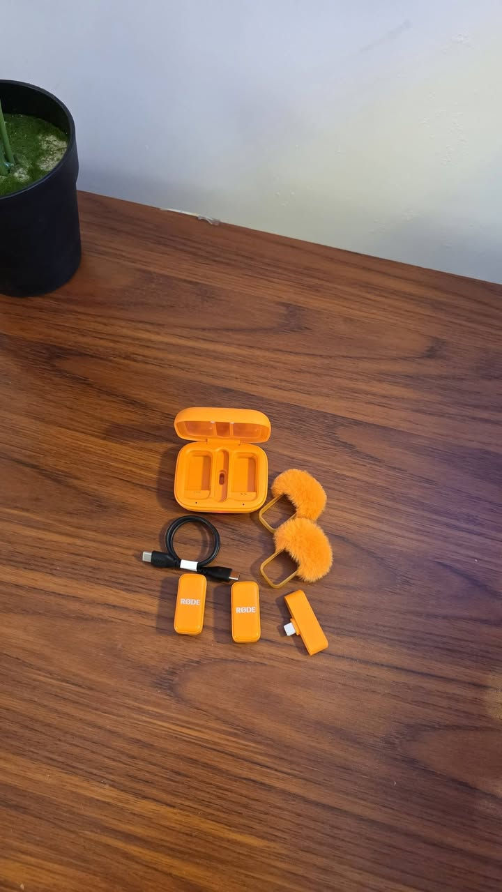 مايك رود الجديد wireless micro جديد فقط مفتوح من الكارتون للتصوير
سعر الجديد 100$ دولار 
اني اريدة 100 الف وتوصيل موجود
واتساب ***********
