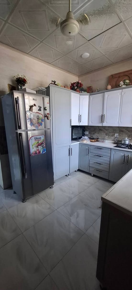 دار للبيع  100م طابقين في كربلاء  بناء طابوق فول مواصفات من كلشي من اساس من شيش من طابوق من بناء من ديكورات من ابواب قاصة وشبابيك سلايت صب مركزي 4غرف نوم صالتين واستقبال   البناء سنة 2024 شهر السادس
كاع علي تومان حي الزيتون قريب جدا علئ حولي الزوارمستشفئ الكفيل ويبعد عن الامام 3كيلوا 
سند 25اقرار محكمة 
للاستفسار ***********واتساب ***********
