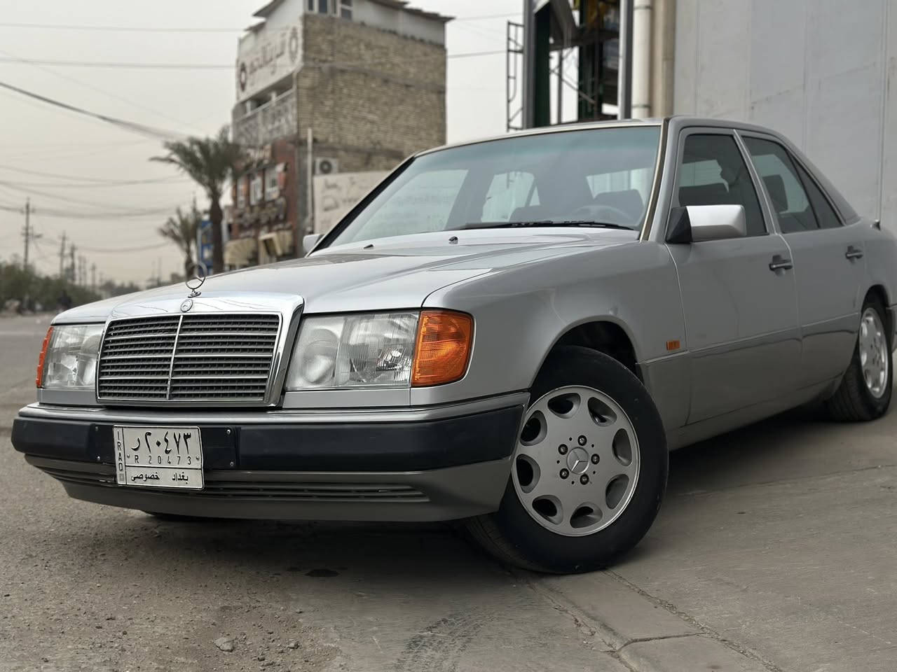 السلام عليكم
مرسيدس دب 

موديل 90 

سلفر 

داخل مخمل 

كراسي كهرباء 

صاج مشطب 

سلايت طكتين 

بردة كهرباء 

كير ومكينة 300

ويل كب تفاحة 

السيارة مصبوغة عام 

السعر 92 وبيها مجال 

 للاستفسار 
***********
