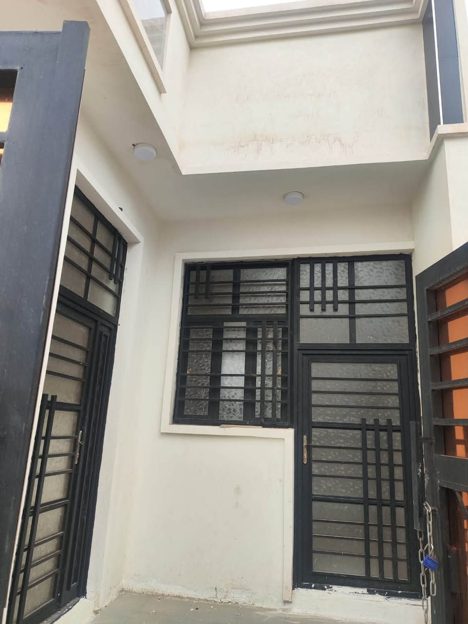 🏡 منزل للبيع بمواصفات مميزة وتصميم حديث 🏡
لعشاق السكن الهادئ والمكتمل الخدمات، نعرض لكم داراً سكنية تجمع بين الراحة والسعر المناسب:
• 📍 الموقع: خلف مجمع الرحاب السكني (منطقة متميزة وقريبة).
• 📐 المساحة: 125 متر.
• 📑 نوع العقار: طابو زراعي.
• 🛣️ الشارع: عريض (10 متر) لسهولة الحركة والخصوصية.
⚙️ تفاصيل البناء:
• تصميم داخلي ذكي: (غرفتين نوم، واحدة طابق أرضي والثانية طابق علوي لخصوصية أكثر).
• الاستقبال: صالة استقبال واسعة ومنعزلة.
• الفضاء: صالة داخلية مريحة.
• الإنهاءات: فول سيراميك (أرضية) بتنفيذ درجة أولى.
💰 السعر: 45 مليون دينار (وقابل للتفاوض للجادين).
📞 للاستفسار أو المعاينة:
[***********]
(*********** 
(شركة ظافر للعقارات )

أهلاً وسهلاً بكم في أي وقت.
