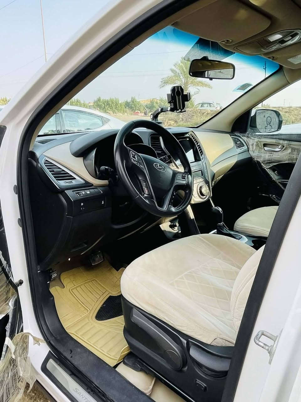 السلام عليكم
سنتافي 2016  شكل ال 18 
ستة سلندر 
خليجي 
بنوراما 
7 راكب 
3 قطع تبريد 
اشاير بالمري 
مري شفط 
شاشة كبير 
كامرة دوارة 
حساس خلفي 
لد امامي 
لايت زنون 
تحكم ستيرن
للاستفسار الاتصال ***********
