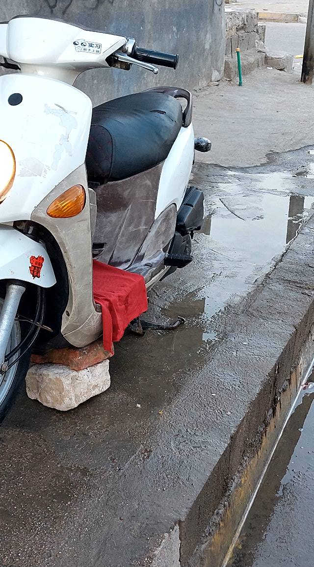 السلام عليكم  شباب  / دراجه فله لبيع  دراجه كفاله عامه مابيهه اي نقص برقي مامفتوحبيه دراجه نكره سلف مكوله من كلشي /دراجه كله ختم مكينه كفرات ختم واحد / العنوان بصره حيانيه ولاين على المستطيل  / السعر ٩٠٠ وبيه مجال / رقم الهاتف***********
