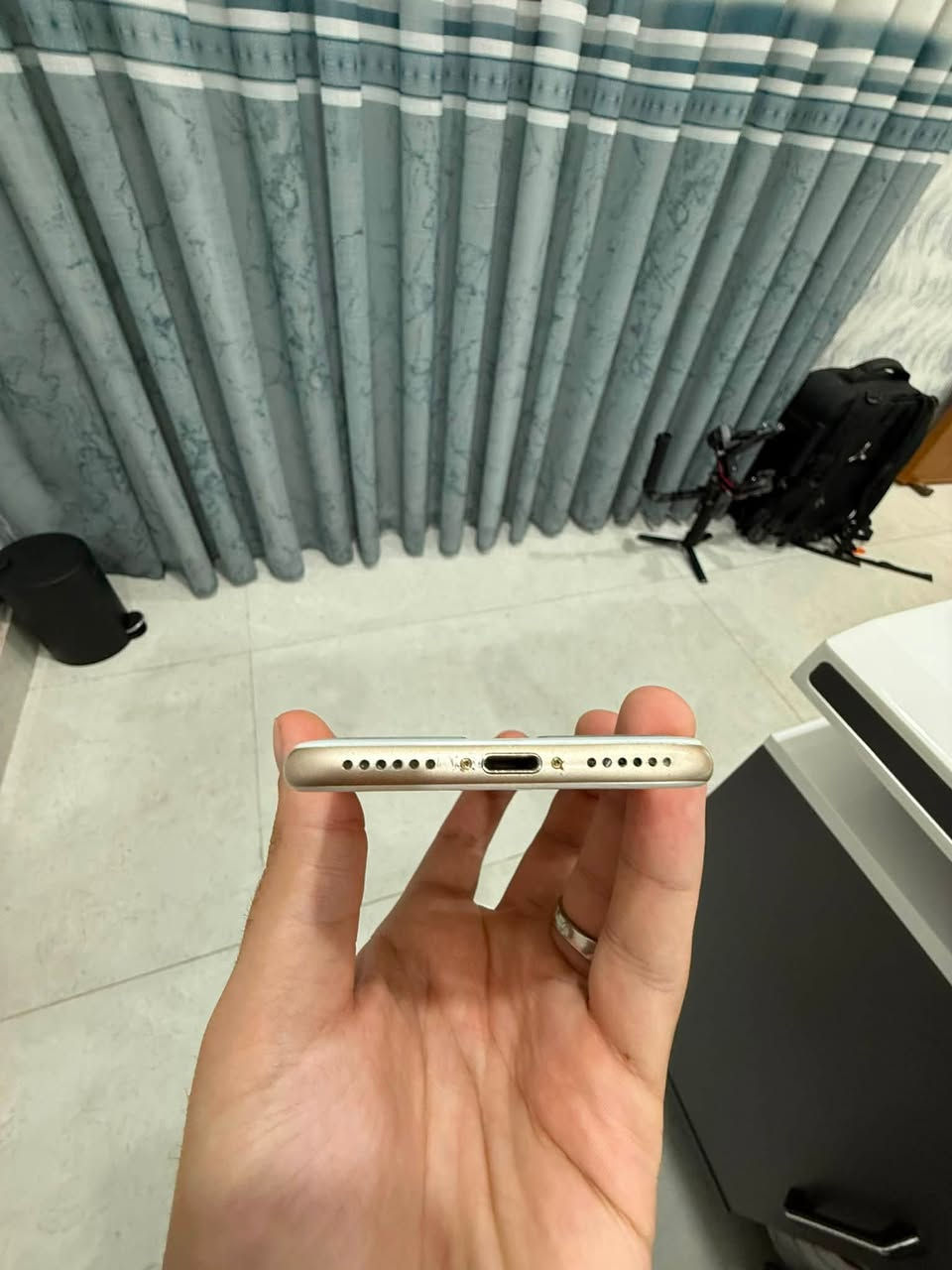 � للبيع iPhone 7

* السعة: 128GB
* البطارية: 80%
* يدعم شريحة SIM
* الجهاز شغال 100% وما بي أي مشاكل.
* الحالة: نظيف جداً

💰 السعر: 70 ألف دينار
📌 يوجد مجال بسيط بالسعر للجادين فقط.

📞 للتواصل:***********
