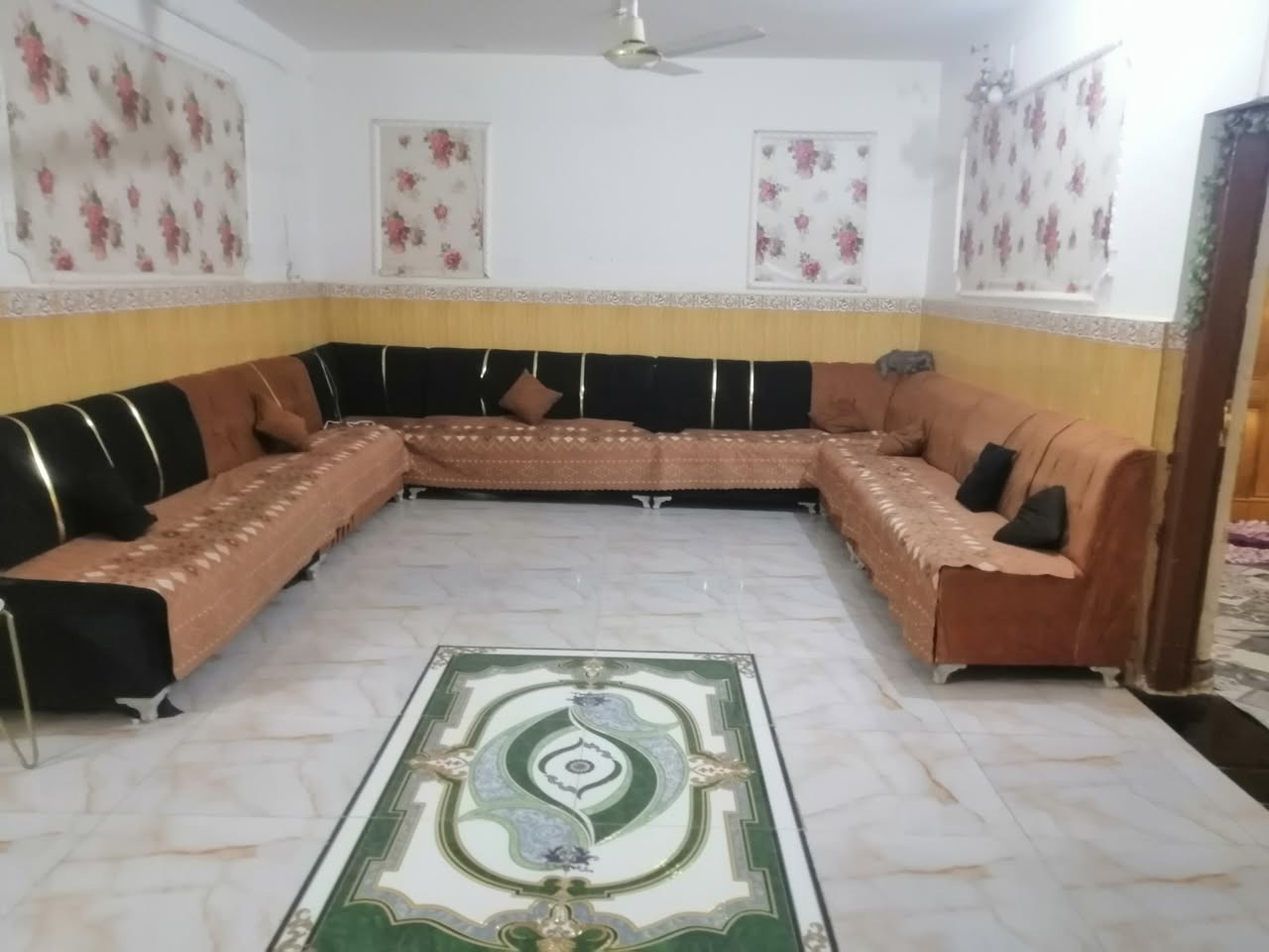 السلام عليكم بيت للبيع 200 متر مقابيل شاࢪع الرئيسي قرب جامع اهل البيت غرفتين نوم صاله 10 امتاࢪ الاستقبال سبعه طول والعرض اربعه مطبخ حراري صغير ومطبخ بارد وحمام داخلي وحمام خارجي وطاࢪمه كراج كلش مساحته كبيره للاستفساࢪ ࢪقم الهاتف ***********
