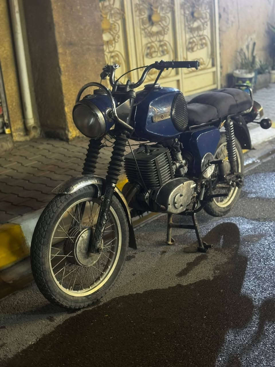 السلام عليكم دراجه mz81خير من الله شلعه ومعدل وتراي وين ميعجبك سايس 2علفتح لحيم بس بالخشم شويه الدراجه ماكنيت يعني انسه شي اسمه توكفك بشارع مكاني الدجيل السعر 550وبيها مجال لاستفسار اكثر اتصل وتدلل***********
