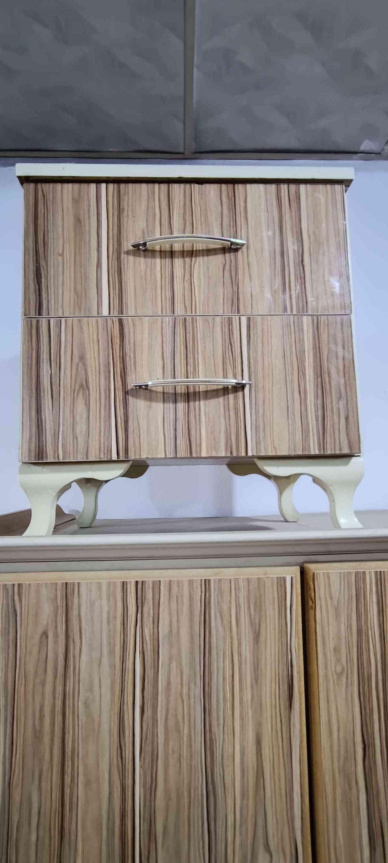 غرفة نوم تركي شغل عراقي شغل مضبوط 6قطع كنتور 5 ابواب مترين ونص عمق 60 ارتفاع مترين و10 نضافة جيدة جدا للبيع السعر 390 بي مجال قليل *********** 
سايدين دوميز الجمعية مقابيل ملعب دوميز قرب اق صو مول كركوك
