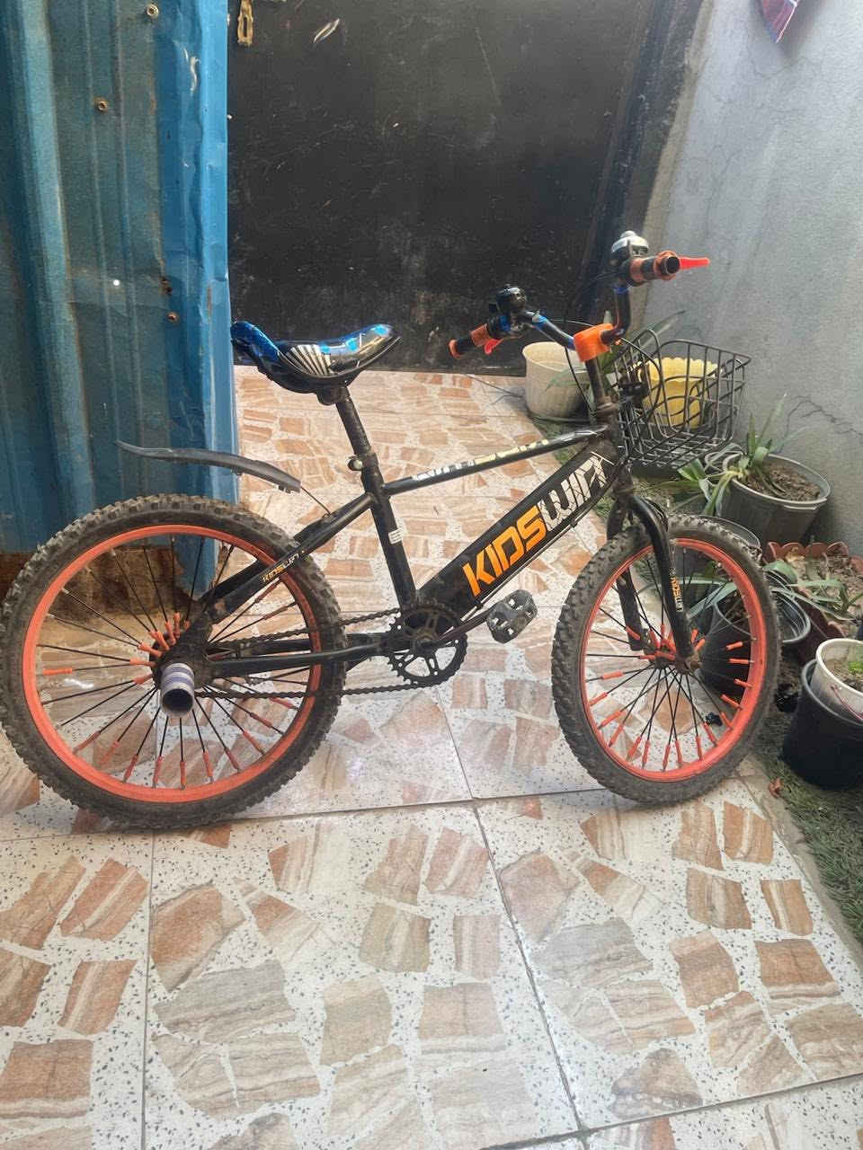 �🚲 للبيع بايسكل لون برتقالي 🚲�

✅ اللون: برتقالي🟠
✅ المقاس: 20 إنج
✅ الحالة: ممتازة وكل شيء شغال
✅ الفرامل والإطارات بحالة جيدة
✅ جاهز للاستخدام مباشرة

💰 السعر: يُذكر عند التواصل 

📞 للاستفسار والحجز:
*********** مراسلة واتس آب 

🔸 بايسكل نظيف ومناسب للأطفال والناشئين.
