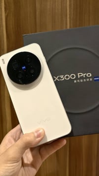 للبيع او المراوس  فيفو 300 برو ذاكرة تيرا نسخة صين كامل ملحقات نظافه 1...