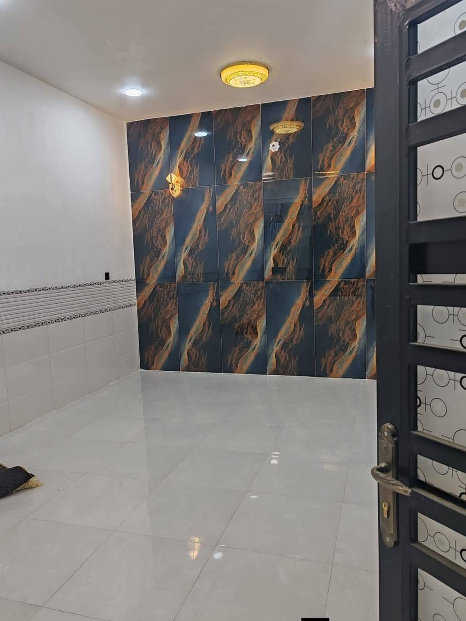 🌹.     السلام عليكم.    🌹

 🏠     #دار__للبيع   🏠

🌄🌅 #فضلا_وليس_أمرا_تابع_الصفحة_ليصلك_كل_جديد

🌐#الموقع : #موقع_راقي__جدا__جدا

🌐#الحمزة_الغربي ⬅️ علي قمارة    ⬅️ قرب الأسواق. 

🟩 التفاصيل 🔻🔻

🟦النوع :  #طابو__زراعي

🌄🌄 المساحة :: 150 متر.

⬅️⬅️ تفاصيل البيت   :👇

🟦البناء : طابوق  🌄🌄 والسقف صب كونكريت.

🌌 البيت حديث درجة أولى واحد على واحد.

🟥 البيت متكون من طابق واحد ويحتوي على :
:
🌠 غرفة نوم عدد( 2 )

🌠 استقبال.

🟧 صالة.

🟥مطبخ.

🟧 صحيات داخلية .

🟦 صحيات خارجية.

🟦مناور.

🟩 طارمة.

🌠 بيتونه.

 
👇👇
🔚🔚 السعر : اكتب تم⬅️  ويجيبك السعر على الخاص. 

⬅️⬅️ملاحظة: يباع البيت مع الأثاث. 

#ملاحظة: التعامل والبيع عن طريق المكتب حصرا.
👇👇👇

للاستفسار اكثر يرجى مراجعة مكتب دلالية الرياحين للعقار         #الكائن .. حي العسكري على الشارع الرئيسي مقابل المدارس قرب مكتب الأخوين للانترنيت. 
            او:
الاتصال على الارقام الموجودة :

                    ***********. ☎️ واتساب 

                   ***********. ☎️ واتساب 

                  ***********. ☎️ واتساب 

🌠🌠للأعلان والترويج عن عقاراتكم يرجى مراسلة الصفحة أو مراسلة خدمة الزبائن واتساب ☎️ ***********  ☎️🌌
