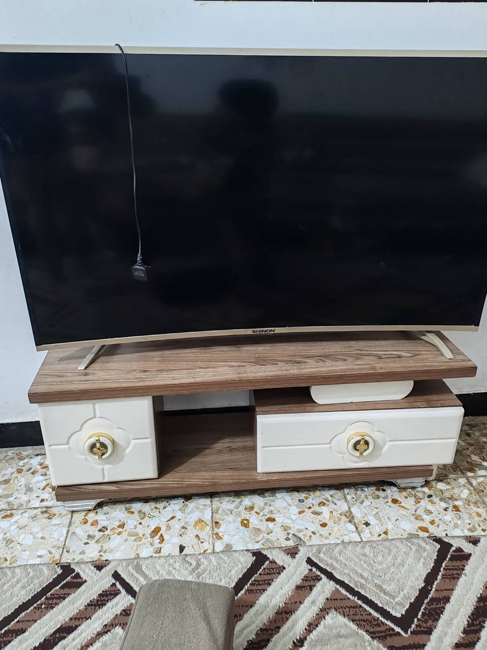 شاشة شينون 55 مقوس واي فاي لكن مو سمارت حديث قديم مع الميز تاخذها شرط الفحص السعر 180 الف
***********
