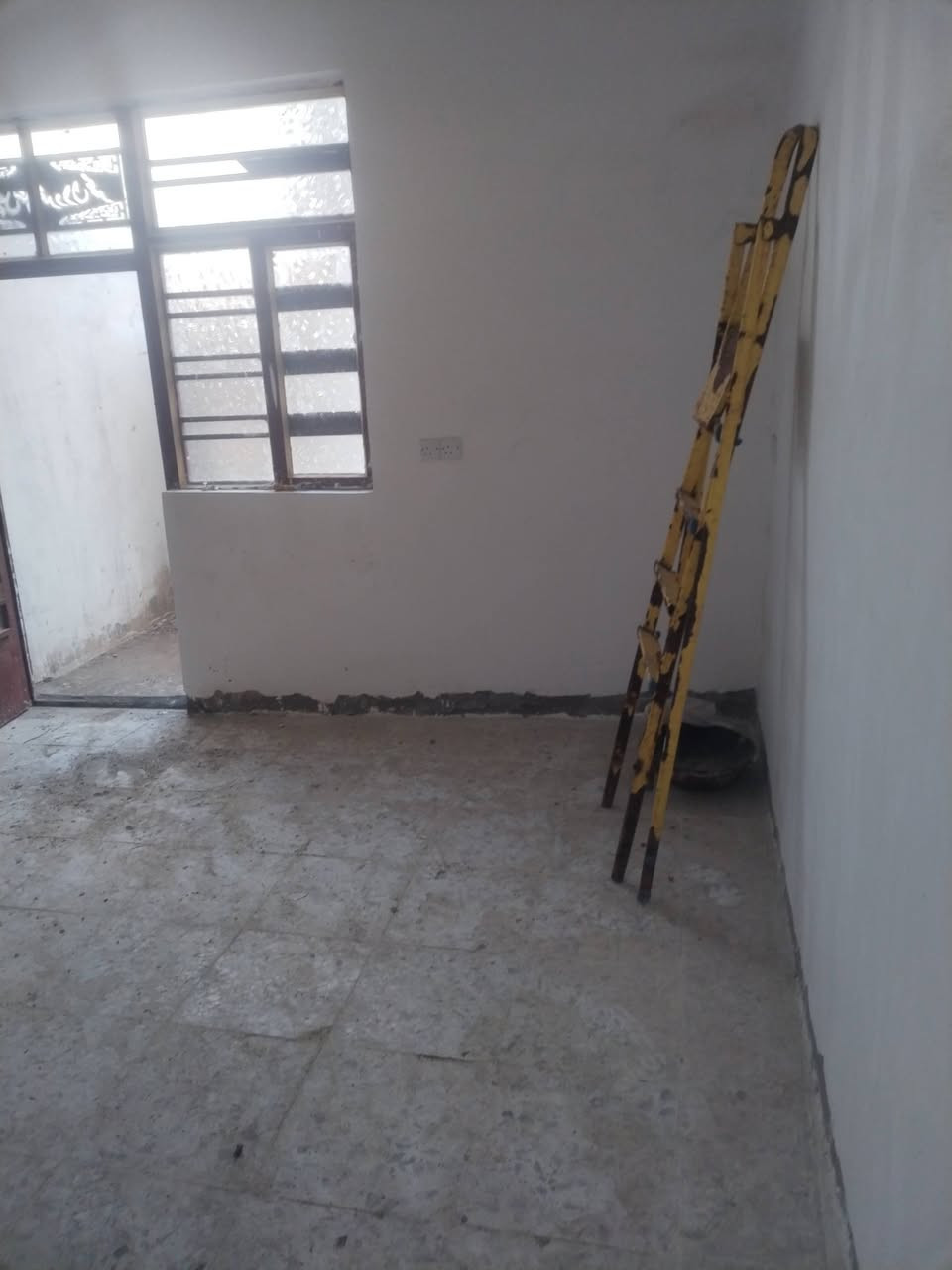 نصين للبيع منطقه الاستكشافات بضهر بانزين خانه الابتسام خامس فرع كل وحده غرفه واستقبال ومطبخ وملحقاته صب مسلح رقمي *********** واتساب
