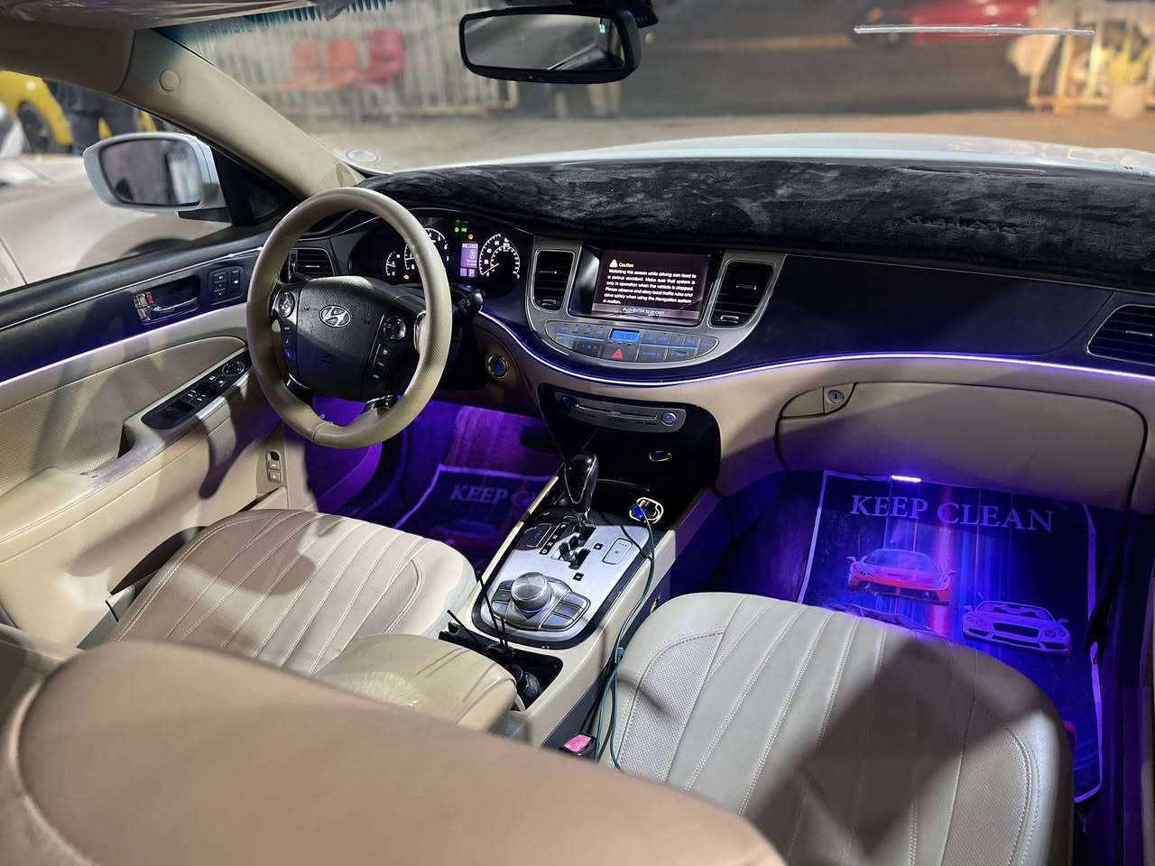 تحية طيبة 
السعر :125 ورقة وبيها مجال بسيط  
جينيسيس 2011 رقم بغداد بأسمي تحويل مباشر مجدد كلشي هزة وسنوية 
السيارة ماشية 100 الف بشرط حقيقي 
فول مواصفات للاخير كلش 
حجم المكينة : 6 سيلندر المرغوب 
السيارة جاهزة  
المواصفات 
-بصمة 
-فتحة 
كشنات حضن كهربائي (2) 
-اشاير مري +3 قطع تبريد 
-بردة كهربائية 
-ستيرن كهرباء +خزن ميموري 
-سايد بريك بصمة + اوتو هولد 
-شاشة +كامرة + حساسات كلة ( بلاد) 
 بيها اربع قطع صبغ وسونار موجود 
للاستفسار :***********
