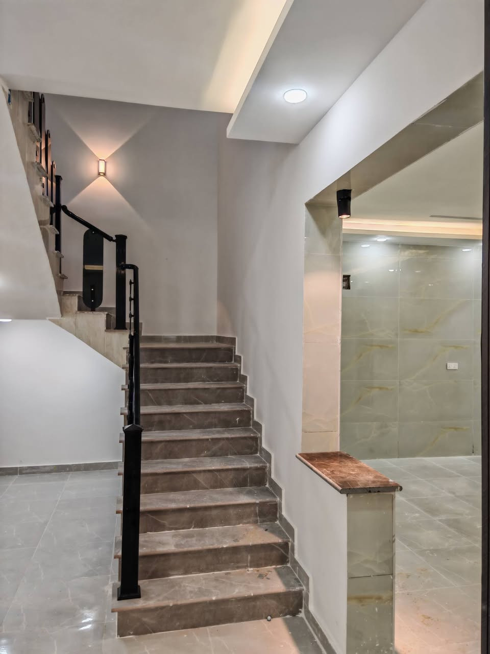 بيت للبيع محافظة المثنى مجمع البيادر
مجاور حي النفط 
((بناء شخصي )) 
درجة أولى فول الفول
تم إكمال  مرحله البناء سنه 2026
مساحه 200 م
ملاحظة(( بيع نقد او على المبادره من لديه حجز مسبق)) 
ملاحظة ((  حر غير مطلوب و غير مسكون ))

يحتوي الطابق الأرضي غرف عدد اثنين نضام سويت وصاله كبيره ومطبخ حار وبارد وستقبال
والطابق الثاني غرفه واحده

للاستفسار الاتصال على الرقم *********** او مراجعة مكتب المدائن للعقار
عنوان المكتب محافظة المثنى حي العسكري قرب جامع الإمام علي ع
