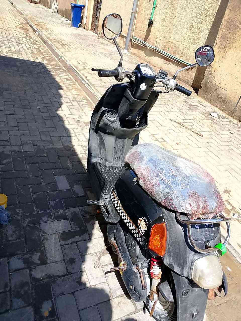 سلام عليكم دراجه للبيع دراجه ما مفتوحه وعل فحص اني ويااك كفرات بلاديه مو تجاريه ومختمات وسودات مختمات ويا لمحرك  كهربائيات كله شغال سلف اشاير 
ما عدا جامه مال عداد مكسورا يرادلها تبدل بس 
مكاني بصره نجيبيه
سعر 925وبيها مجال 
تواصل واساب بس ***********
