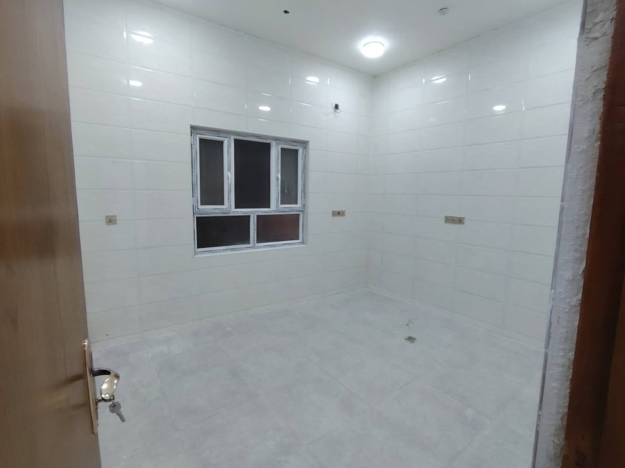 شقه للأيجار للسكن
📍الموقع البصره عويسيان 
طابق 3
تحتوي على غرفتين منام
مطبخ
صاله
استقبال
صحيات
الإيجار 600 قابل للتفاوض
للأستفسار
☎️📞***********
☎️📞***********
