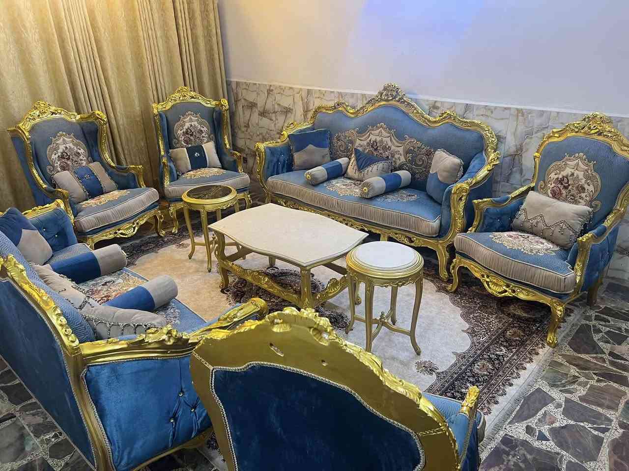 تخم مصري عشر مقاعد مصري نظيف جداً مع ثلاث طبلات مرمر مكانه المنصور السعر ***********
