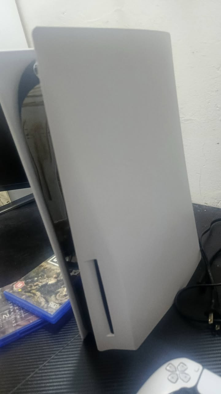 السلام عليكم بلي 5 الاصلي مستعمل قليل جدا ونضافه عاليه وكارتونته موجوده ، وياه جويستك اصلي ومعدل على الگيوره مالتها حتى ما يصير بيها درفت يعني عمرها اطول من اليده العاديه وياه 3 اقراص اله الحرب الجزء الرابع وايام مضت ولعبة ديث ستراندك 2 من العبقري كوجوما لعبتي المفضله والي اشتريت البلي علمودها لأن أنا لاعب بي سي وبس ختمتها ما لعبت بالبلي بعد الا قليل اللعبه كلش حلوه واذا مو ذوقك تكدر تراوسها باي لعبه تريدها وفرق قليل لأن اللعبه جديده وسعرها غالي لحد هسه ، ملحقاته كامله من كيبل الطاقه وكيبل الشاشه ووياه هديه كيبل شحن لليده طوله مترين يفيد لليلعبون هواي السعر 760 الف والتوصيل موجود لكل محافظات العراق لحد يكول هذا مو سعره الاسعار هسه كلها غلت والجديد بدون اي ملحقات والعاب صار ب900 وفوك 
ضمان فحص واسترجاع اذا بي خلل ترجعه بيد المندوب للتواصل خاص المازنجر أو على رقمي *********** 
راسلني وتدلل
