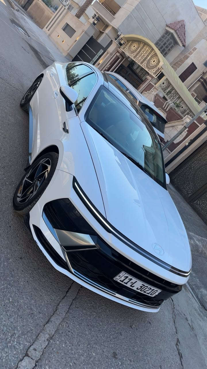 السلام عليكم
سوناتا خليجي موديل 24 ضمان شركه القلم 
ماشيه 22 الف كيلو السياره مكفولة عده بارد بالباب الخلفي فقط 
مواصفات السياره :- 
بانوراما 
بصمه
جلد 
كشن كهرباء 
حساس امامي خلفي 
شاحن وايرلس
بردات خلفية 
اناره داخلية متغيرة 
السعر 22,800$ وبي مجال بسيط 
للاستفسار الاتصال على الرقم
***********
***********
