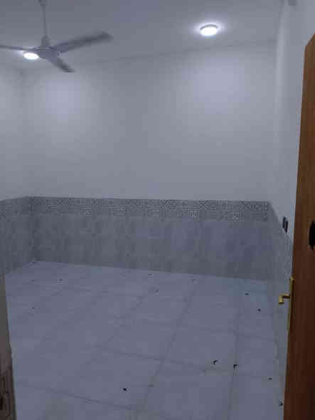 بيت للبيع ب حي الحكيم شارع بني تميم قرب المدرسة الجديدة المساحة  100متر مربع طابو زراعي مرقم بلديه بيه غرفه هول وصاله و استقبال ومطبخ وحمام سعر40 على او اتصال ***********
