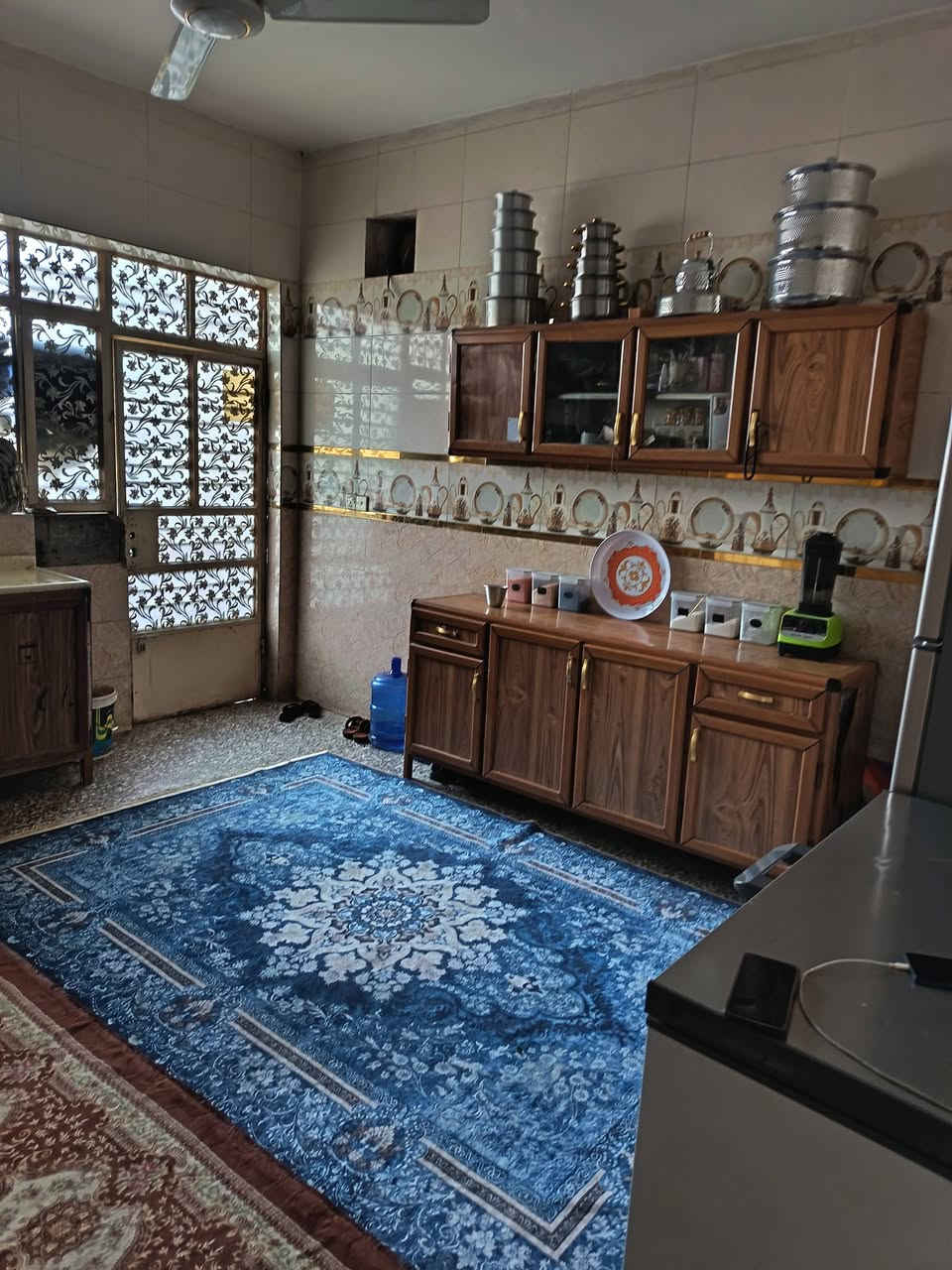 السلام عليكم بيت للبيع في مجمع فدك المعسكر قرب المجلس البلدي مساحتة 200 متر بي 3غرف نوم + استقبال ومطبخ  ومساحة درج والسطح شتايكر ومسلح والبناء طابوك البيت نضيف للاستفسار هذا رقمي*********** للتنويه البيت طابق ارضى بس
