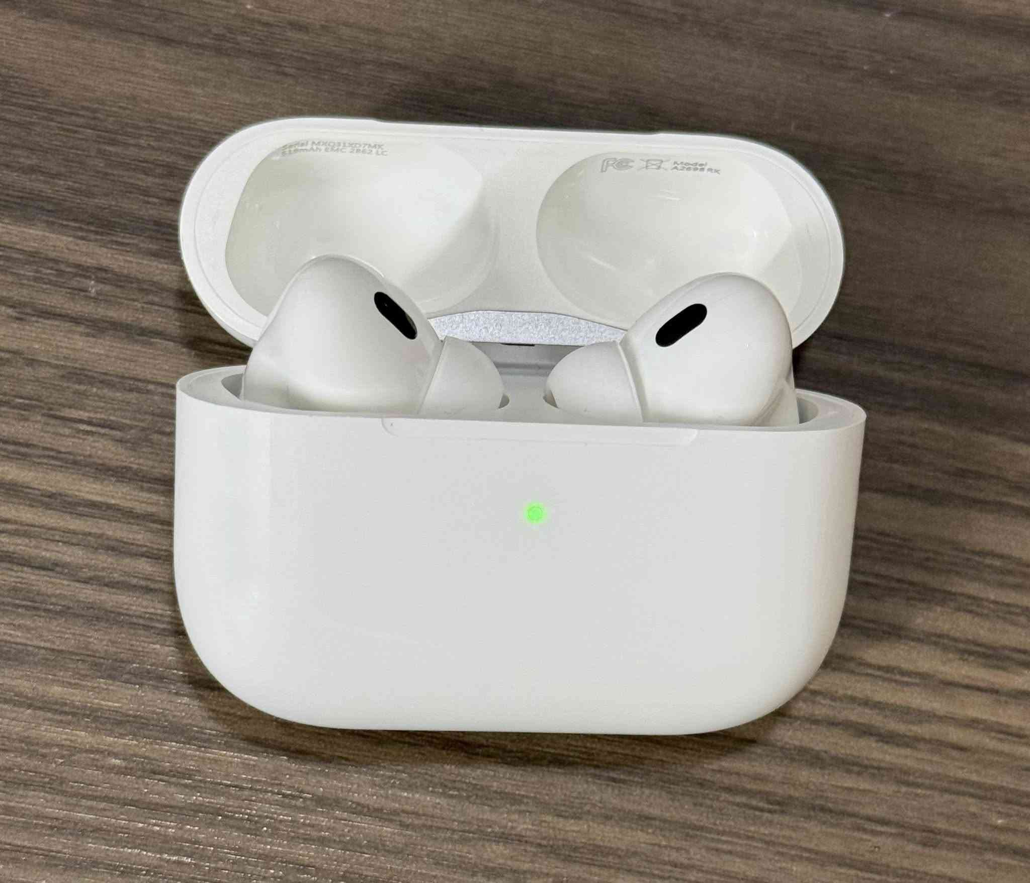 Air pods pro 2 الجيل الخامس
ابل اصلي أمريكي باله نظافتها 100% 
فل بدون باكيت وي حافظتها وكيبل تايب سي 
#عزل_صوت تحديد موقع #صوت_محيطي 
صوت انعكاسي ، بدون ايكلود فحص قبل دفع 
سعره 25 توصيل مجاناً بيع مستعجل بسبب وصول حاوية تواصل واتس اب ***********
