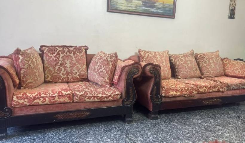 تخم اماراتي تكمه
السعر. ٢٥٠  الف. فقط 
خمس قطع   للليع مكان البنوك ***********
