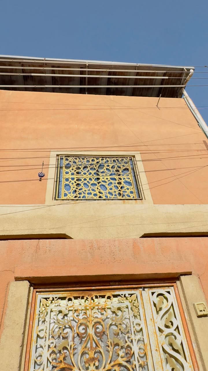 السلام عليكم بيت للبيع بالجمهورية الثالثة بالنص قريب على شارع المكاتب وشارع الاطفاء  طابقين الطابق الارضي يتكون من ديوانيه واستقبال وغرفتين منام ومطبخ وصحيات
اما الطابق الاول يتكون من 3 غرف منام وصاله وصحيات
البيت نظيف الجوه بناء تسعينات بس مرمم اما الفوك بناء جديد 2020 
سعر البيت 230 وبيه مجال للشراي


**إذا كنت صاحب هذا الإعلان وتريد حذفه لأي سبب، رجاءا أرسل رسالة إلى الدعم الفني**