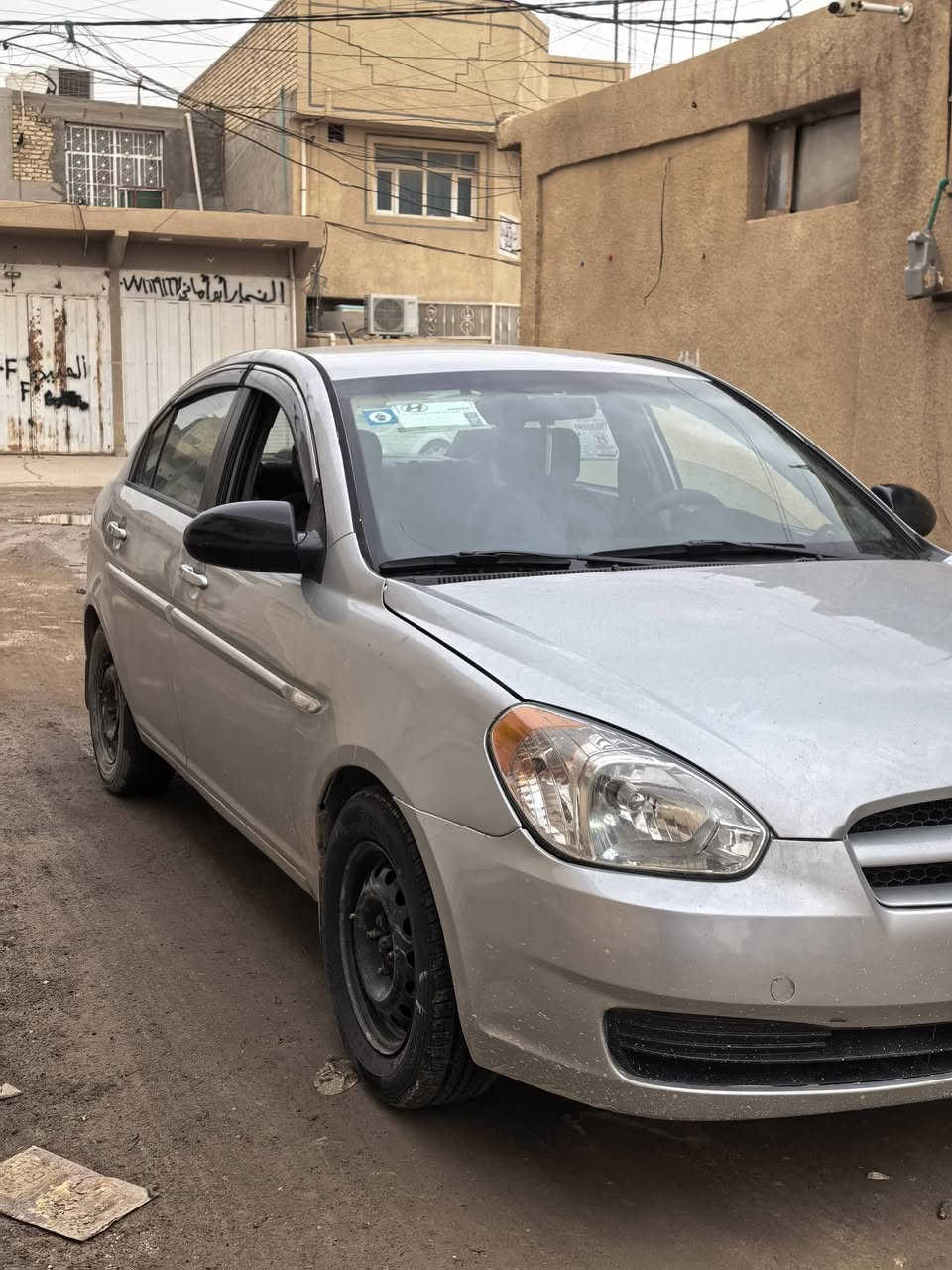 السلام عليكم
اكسنت موديل ٢٠٠٧ للبيع سياره رقم بغداد انكليزي بأسمي شرط التحويل 
السياره كير ومحرك مكفولات محركها 1600 وارد امريكي ضربتها جاملغ امامي يمين وبيها ضربه بالعراق جاملغ خلفي يسار 
السياره مصبوغه كلها 
تبريد شغال سياره كلها كامله مابيها اي نقص
سعرها ٧٠ وبيها مجال بسيط جدا الله شاهد مكلفتني اكثر وصارف عليها هواي حتى تايراتها جديده 
التواصل رقمي *********** مكانها بغداد منطقه ركيه وفاضل...  حسين الشريفي
