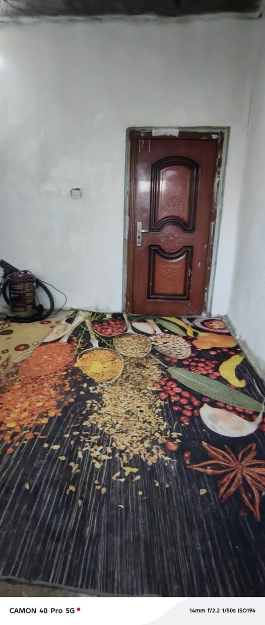 السلام عليكم بيت للبيع حي الصدر الثالث قرب مدرسة الذكر الحكيم ١٠٠م٢
غرفه وصاله ومطبخ صحيات داخليه وخارجية مكشوفة 
ساحة البيت جبيرة 
السعر ١٨ 
*********** واتساب
