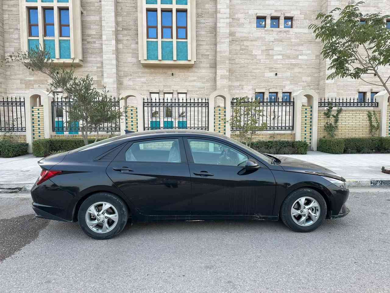 سلام عليكم الانترا مديل 21 بيها قطعتين صبغ جاملغ خلفي والباب والبنيد بارد ماشيه 89 محرك 2000 رقم كربلاء بسمي تحويل مباشر سياره جديده وجاهزه من كلشي نص فول السعر 145 وبيها مجال للشراي مكاني كربلاء حي العامل ***********
