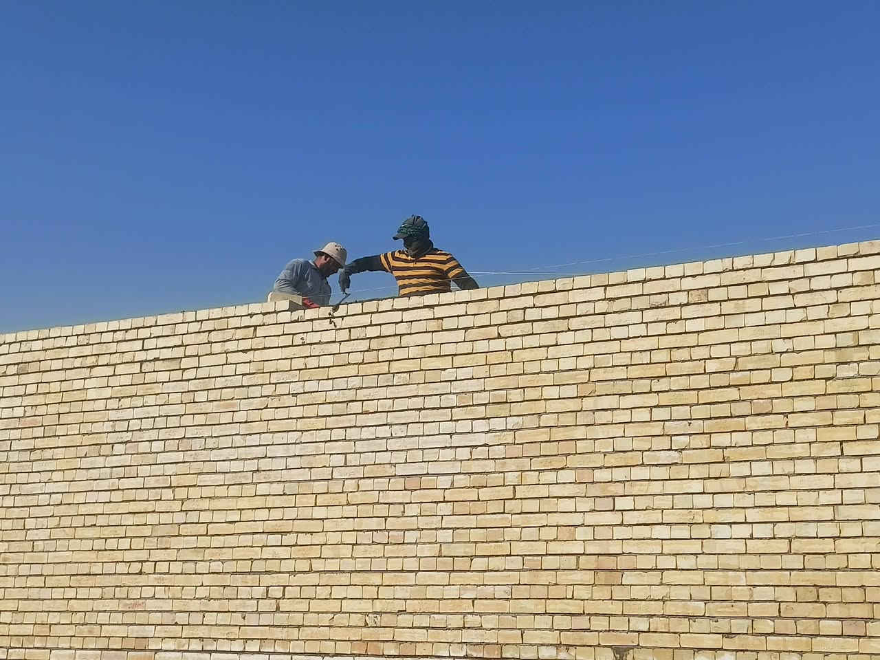 خلفه بناء موجود طابوك وبلوك فلوجه صقلاويه رمادي آي مكان شغل مصاطر درجه اولى وباسعار مناسبه مع تنظيف الموقع باداره ابو ابو أبو عيوشه الحيالي لاتصال على الرقم ***********
