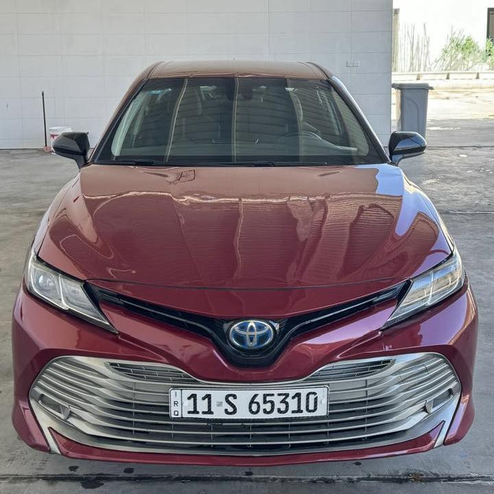 للبيع : تويوتا كامري 2021 هايبرد 
اللون :- ماروني
المسافه المقطوعه : 45 ميل  
عدد المقاعد :- 5 مقاعد 
مواصفات السيارة :- LE Hybrid 
شاشه كبيره نفكيشن
وَيْل 18 
-بصمة تشغيل  
- مقاعد مخمل
- شاشة لمس
-كامرة خلفية 
- بلوتوث 
- اي بي اس                                                            
- تحكم ستيرن كامل
- مانع تصادم 
-  اضوية LED
-رادار امامي 
- مثبت سرعة 
- نظام EV mode +نظام Sport mode
- نظام توفير الوقود ECO
- نظام النقطة العمياء
- نظام تحديد المسار
- مانع انزلاق
- شاحن هاتف لاسلكي
- هاند بريك بصمه 
(حادثها بنيد سطحي )

كفالة شواصي و الغود وبدون ايرباك 
صور الضرر مرفقة

 سعرها :178
مكاني بغداد السيدية
للاستفسار ***********
