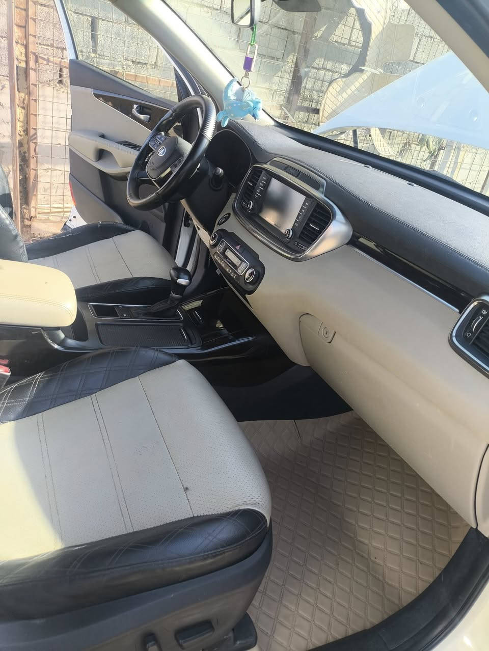 سورنتو للبيع بيه ربع بنيد صبغة وباقي كفالة رقم بغداد مكان سيارة العماره مديل 2020  فول مواصفات ***********
