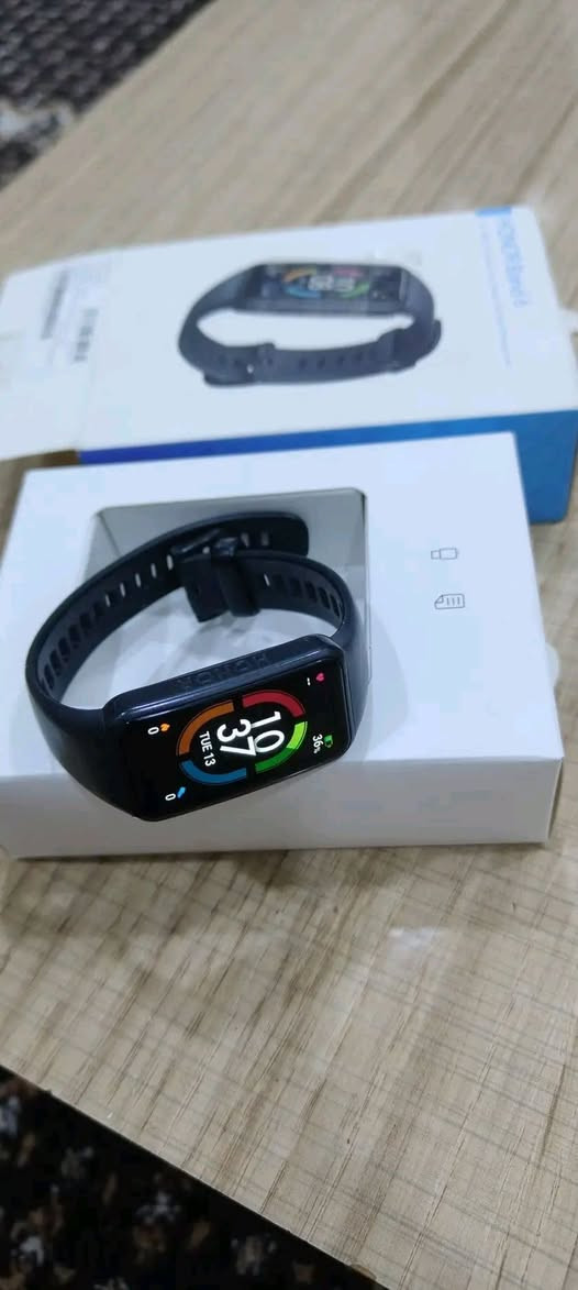 للبيع السعر 20 الف 
  شاشة AMOLED ملونة بحجم 1.47 إنج
الدقة: 194 × 368 بكسل
شاشة لمس كاملة وسهلة الاستخدام
🔋 البطارية
تدوم حتى 14 يوم بالاستخدام العادي
حوالي 10 أيام بالاستخدام المكثف
شحن سريع: 10 دقائق شحن = 3 أيام استخدام
❤️ الميزات الصحية
قياس نبض القلب 24 ساعة
قياس نسبة الأوكسجين بالدم (SpO2)
تتبع النوم وتحليل جودته
قياس التوتر (Stress)
🏃 الرياضة
يدعم 10 أوضاع رياضية احترافية مثل:
المشي
الجري
الدراجة
السباحة
جهاز التجديف
كشف تلقائي لبعض التمارين
💧 مقاومة الماء
مقاومة ماء 5ATM
مناسب للسباحة (حتى 50 متر)
📲 الاتصال والتوافق
بلوتوث 5.0
يعمل مع:
Android 6.0 فما فوق
iPhone iOS 9.0 فما فوق
⚖️ الحجم والوزن
الوزن: حوالي 18 غرام
خفيف ومريح لليد


**إذا كنت صاحب هذا الإعلان وتريد حذفه لأي سبب، رجاءا أرسل رسالة إلى الدعم الفني**