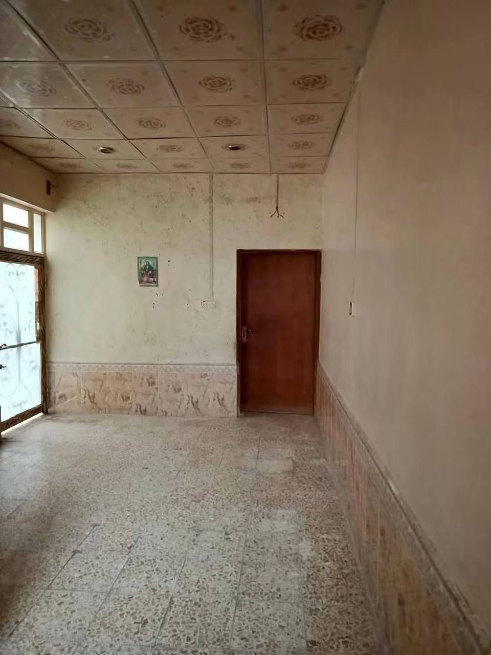 للبيع بيت 100 متر شارع 10 خلف التجاري بداية الشريط قطاع 76  قرب شارع البوريات حي ميسان يحتوي على غرفة و صالة و مطبخ و استقبال و صحيات داخلية و خارجية السعر 110 وبي مجال للاستفسار اتصل ***********
