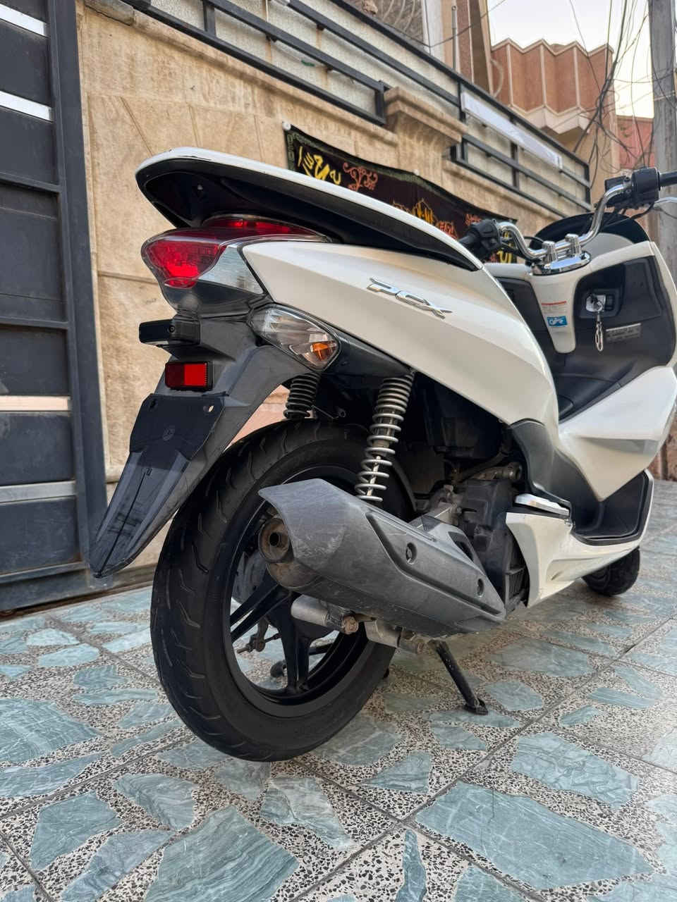 السلام عليكم دراجة pcx جيل اول ياباني للبيع 
دراجة نضيفة ومكينتهة ناعمة ممفتوح برغي بالمكينة 
مكاني بغداد حي اور 
رقمي ***********
السعر 12.5
