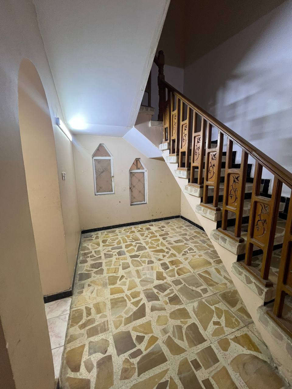 🏛️ بيت تجاري للايجار  🏛️
في الساعي بناء حديث موقع ممتاز

يحتوي خمس غرف منام صاله مطبخ

صحيات استقبال كراج مساحه 300 متر

يصلح لكافة الانشطة التجارية

سعر الايجار مليونين ونص 
***********
