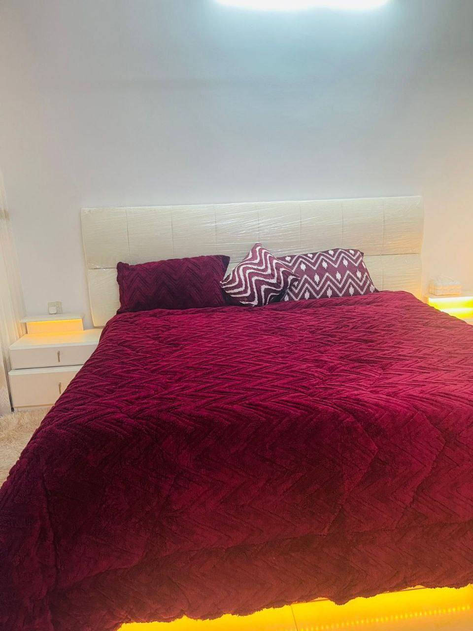 سلام عليكم غرفة تركية واللة العضيم الغرفة جديدة وصالي شهر من ماخذهة 9قطع +نشرة داهلية بل كنتور ***********الرقم بي واتساب
