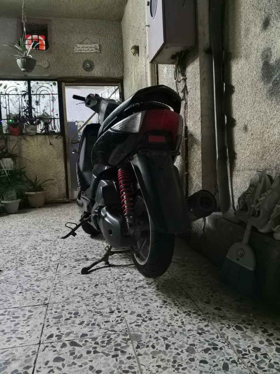 السلام عليكم بيع مستعجل 
سكنس نثيه 140 دراجه مكفوله من كلشي 
جديده وشوفت عينك لادخان لاتنقيص لاصوت كلجات جدد صالهن سبوع بيها ب 90 شادهن كابريتر جديده تايرات دراجه كامله ع اخر حبايه 
نقصه يده بريك امامي غيرها كلشي منقصها 
سعرها 350 
مكاني دوره حي الصحه :***********
