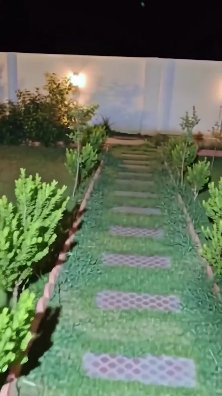مزرعة مون هاوس يقدملك اجمل موقع واروع إطلالةو احلى الجلسات،
مسبح كبير طول ١٠ في ٤ مياه عذبة 
ومسبح صغير للأطفال 
شويات متوفره للسمك🐟 و الكباب والتكه
وتنور الطين المميز 
صاله كبيره🪑🪞🛋️ مجهزة بشاشة 
ملعب كرة طائرة كامل 
العاب للأطفال تتضمن مراجيح مزدوجة وفردية 
وزحليكة وفرار ولعبة الميزان
وفيشة للكبار والصغار 
وغرفةنوم مزدوجة 🛏🛌 
وغرفة نوم ٢ اسرة 
مع وجود فرش إضافية 
مطبخ مجهز من جميع المستلزمات 🥘✅ 
حمام متكامل عدد ١ 🚿🛁✅
جلسة خارجية عربية تراثية ✅
انترنيت ✅
كهرباء٢٤ساعه بدون انقطاع✅
كراج للسيارات 🚙🚗✅
كون مميز انت وعائلتك وخلي مون هاوس اختيارك 
مع الهواء الطلق وسط مزارع العنب البساتين🍁🌴
العنوان صلاح الدين قضاء الدجيل 
للحجز والاستفسار الاتصال على الرقم 
***********  
المزرعة موثقة على تطبيق اجرلي 
مون هاوس _احلی_عالم
سعر الشفت ١٥٠ الف
