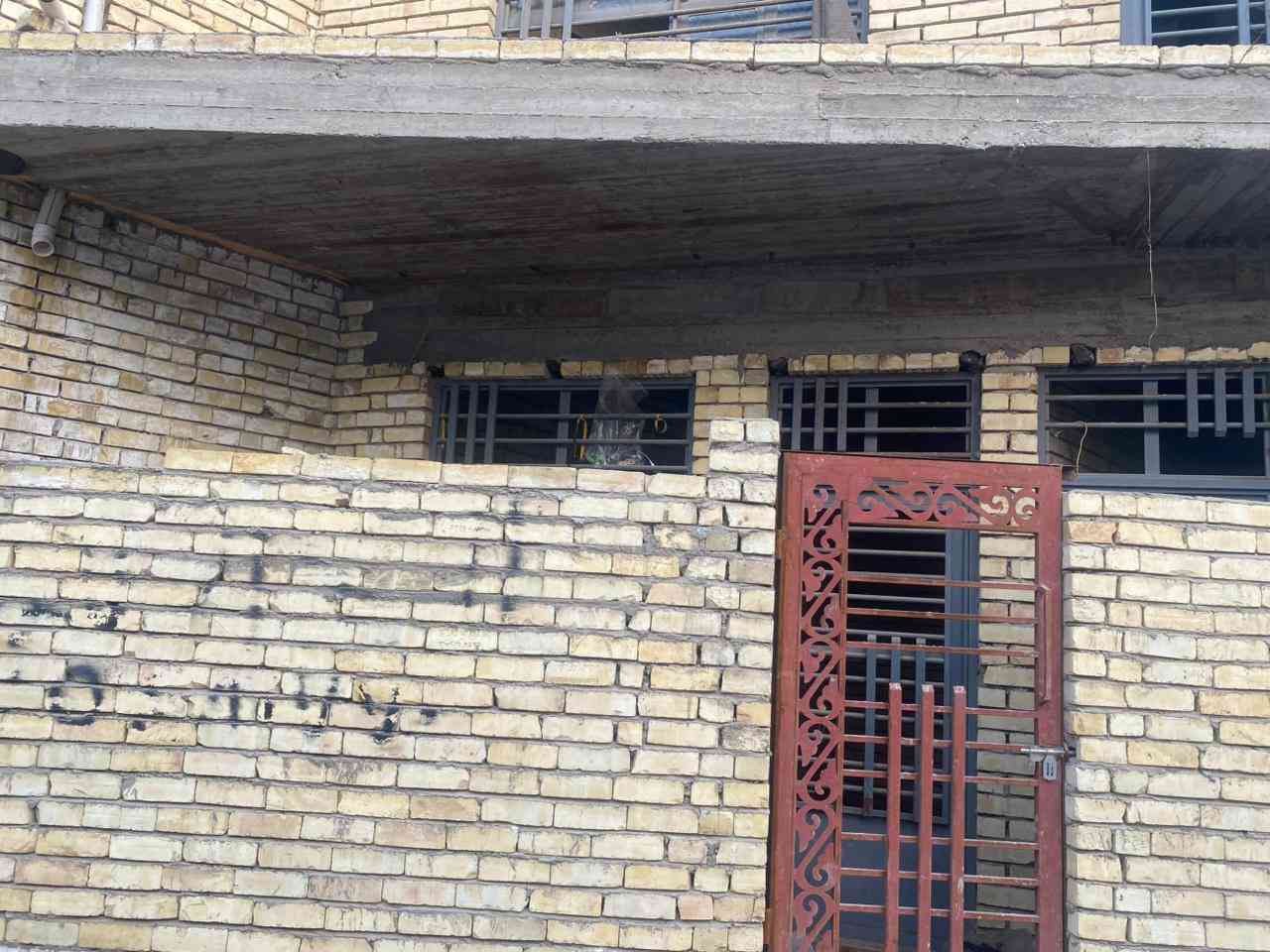 مشتمل للبيع في منطقة الشعب حي الجزأر قراب شارع العام موقعة منتاز 
 مع خدمات — بناء طابقين
بناء درجه اولئ
للاستفسار الاتصال بالرقم ***********
