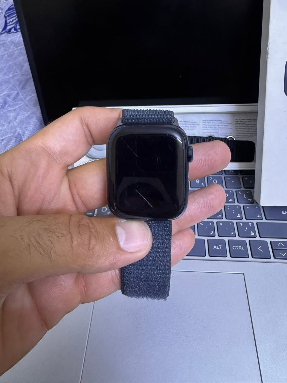 السلام عليكم
 وتش سيريس 9 بطارية 94 الساعة كاملة وية ملحقاتها وكارتونة مع سير اضافي بيها كم شخط بسيط ممبين ولا مأثر 
السعر 295 وبيها مجال
المكان بغداد البنوك


**إذا كنت صاحب هذا الإعلان وتريد حذفه لأي سبب، رجاءا أرسل رسالة إلى الدعم الفني**