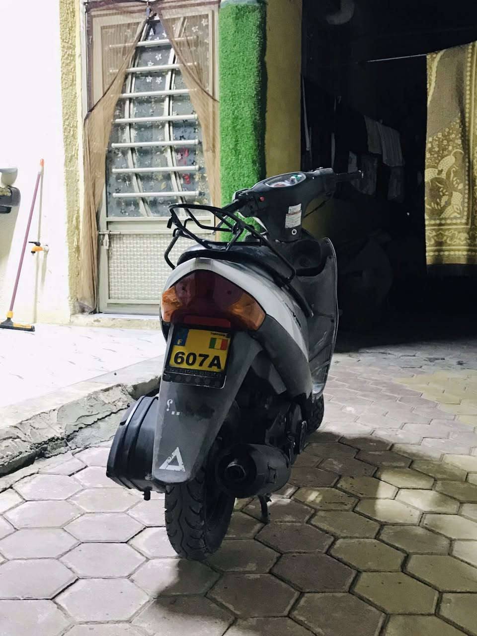 السلام عليكم دراجه ادرس قديم للبيع سلف هندر نكره تايرات جدد باتري جديد الدراجه مفتوحه مره وحده وعوزهه نقوصات الاشاير والايت والترايش فقط شلعه ومعدل فوول ✅ السعر 300وبيهه مجال ♥️ مكاني كوت دور العمال للتصال ***********
