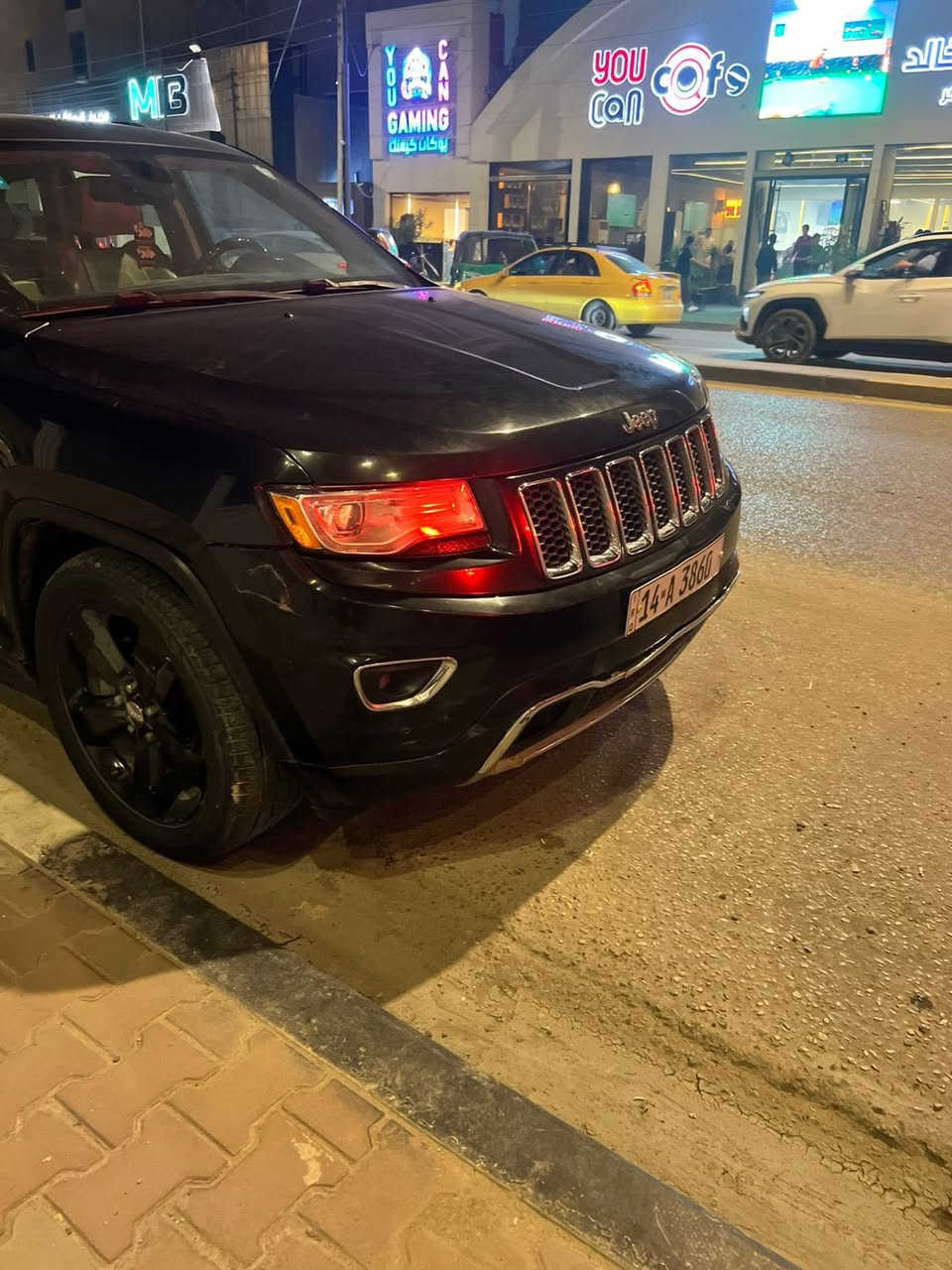 جيب كراند شيروكي فول مواصفات ارتي 15 اصلهه مسجلهه 22 سياره فول 8 سلندر كشنات جلد بيجي تبريد وتدفئه دبلات هايدروكيه بنوراما دفع رباعي سياره حلوه وجاهزه مابيهه نقص رايدهه 160 $ ورقة 
 للتواصل *********** رقم بصره جاهزه للتحويل مكاني البصره
