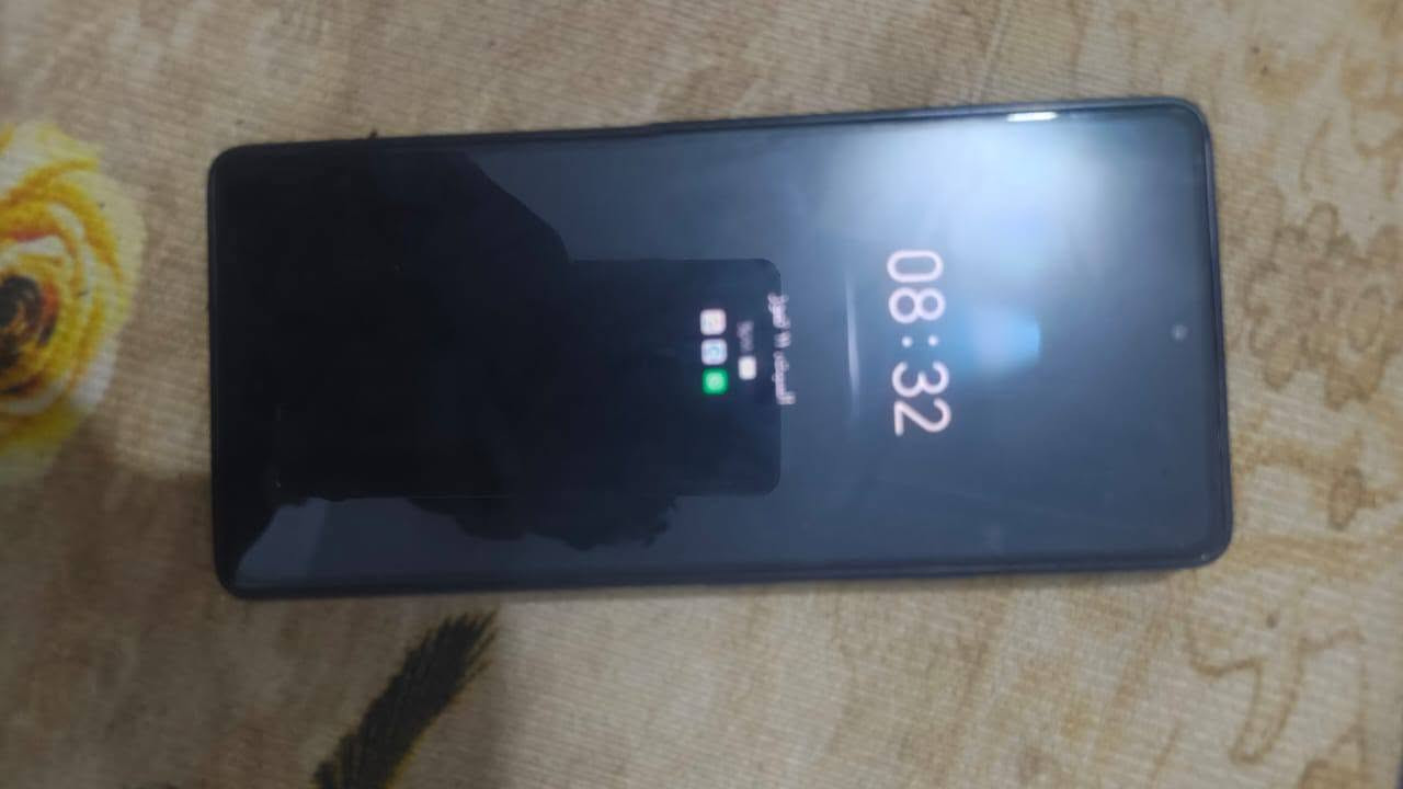 📦 للبيع: Tecno Pova 6 Pro 5G (نسخة الملوك 👑)الهاتف غني عن التعريف، يجمع بين التصميم الفضائي المستقبلي والبطارية العملاقة والأداء الممتاز للألعاب. الجهاز بحالة ممتازة وجاهز للاستخدام.🔥 أبرز مواصفات وحالة الجهاز:التصميم والظهر: الظهر الشفاف المميز بنظام إضاءة الـ LED التفاعلية (Dynamic-Light Effect) اللي تعطيك مظهر ألعاب رهيب وتتفاعل مع الإشعارات والمكالمات.البطارية (العملاق): بطارية ضخمة جداً بسعة 6000 مللي أمبير تدوم معك يومين من الاستخدام المكثف، وتدعم الشحن الخارق بقوة 70 واط (يشحن الهاتف بالكامل في وقت قياسي).الشاشة: شاشة AMOLED بمعدل تحديث 120Hz، ألوانها مبهجة وسلسة جداً في التصفح والألعاب.الأداء والشبكات: يدعم شبكات الجيل الخامس 5G بالكامل، ويقدم أداء قوي وثابت في الألعاب بفضل المعالج المخصص والمعزز بنظام التبريد.الكاميرا: كاميرا خلفية فائقة الوضوح بدقة 108 ميجابكسل لتفاصيل صور واضحة جداً.📌، أخو الجديد، بدون أي مخوش أو عيوب الملحقات: [كرتونه الاصلي وشاحنته الاصليه، الشحن السريع 70 واط، الكفر]السعر المطلـوب: [300 وبي مجال حك الجيع]📞 للتواصل والاستفسار:[***********]
