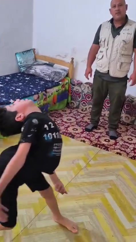 يا الله مناشدة عاجلة وإنسانية بهذا الشهر ، شهر محرم واستشهاد الإمام الحسين عليه السلام 
هذا الطفل محمد الباقر حالته كلش صعبة… يوم بعد يوم جسمه ينعوج أكثر، راسه يميل لورا، وإيده كذلك، وبطنه صايرة مقوسة بشكل مؤلم 
الطفل يحتاج وقفة إنسانية حقيقية: يحتاج دكتور أعصاب مختص
يحتاج مراجعات مستمرة
يحتاج تحاليل وعلاجات ضرورية
يا أهل الخير، يا محبين الإمام الحسين عليه السلام، لا تقصرون وياه 
مبدئياً نحتاج مبلغ 500 ألف دينار حتى نبلش بعلاجه
اللي يحب ينال الأجر والثواب بهالأيام العظيمة، يتبرع ولو بشي بسيط… يمكن يكون سبب بإنقاذ طفل ومستقبله 
﴿مَن ذَا الَّذِي يُقْرِضُ اللَّهَ قَرْضًا حَسَنًا فَيُضَاعِفَهُ لَهُ وَلَهُ أَجْرٌ كَرِيمٌ﴾بهذه الآية الكريمة رب العالمين ينادينا حتى نكون سبب فرج لعباده المحتاجين.
‏‪‏‪
6471421856 ماستر رافدين.  سوبر كي 
*********** تبرع. رصيد اسيا واثير
***********سوبر كي
***********زين كاش
