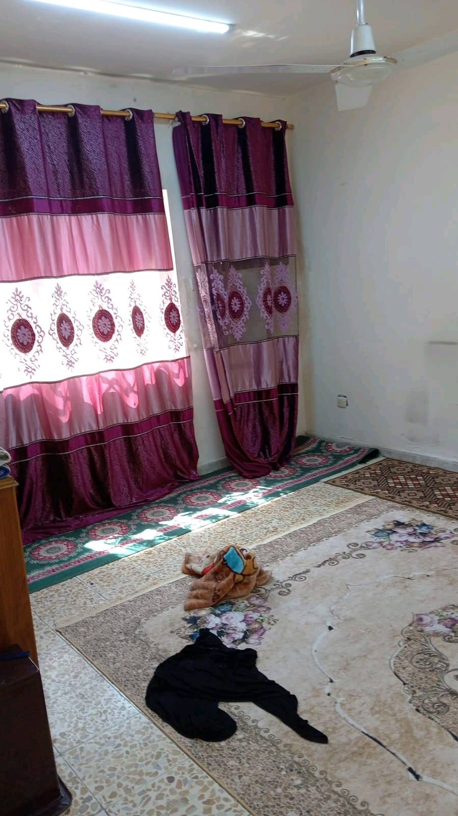 بيت للبيع في حي الجهاد مساحة 250 متر حديقه استقبال مطبخ غرفه بلاخير حمامات عدد2 وترك فوك غرفتين وسطح بيت ذوي الشهداء وزارة الاعمار والاسكان باقي. بس تميلك سعر 375مليون وبيه مجال الاستفسار اتصال على الرقم ***********