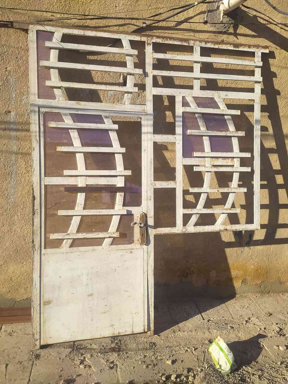 سلام عليكم ثلاجه حلوه ونضيفه للبيع سعر 75 الف شباك للبيع مكاني النهروان شارع الشمري ***********
